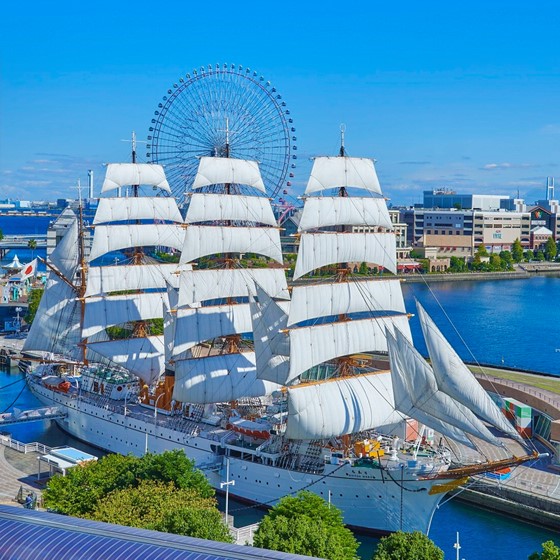 A vela de exposição de vela total de Nippon-Maru, O barco é a decoração cheia